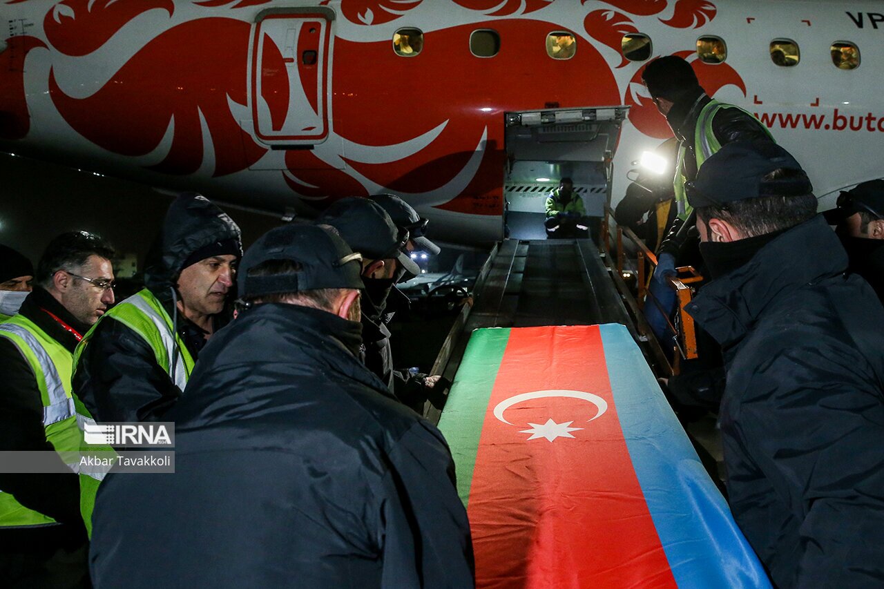 تصاویر: انتقال مجروحان حادثه سفارت آذربایجان به باکو