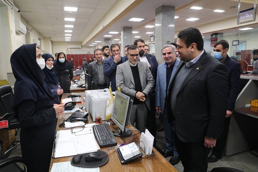 سرپرست بانک ملی ایران در بازدید از صرافی ملی و شعبه مستقل فردوسی؛ روند مبادلات ارز را در واحدهای بانک با قیمت های مصوب بانک مرکزی مورد بررسی و ارزیابی قرار داد سرپرست بانک ملی ایران در بازدید از صرافی ملی و شعبه مستقل فردوسی؛ روند مبادلات ارز را در واحدهای بانک با قیمت های مصوب بانک مرکزی مورد بررسی و ارزیابی قرار داد