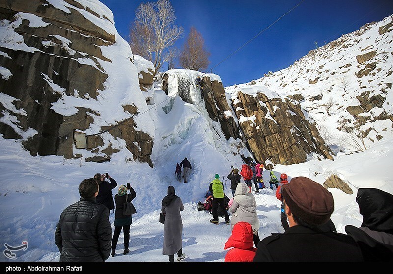 تصاویر:  یخ نوردی در آبشار گنجنامه همدان