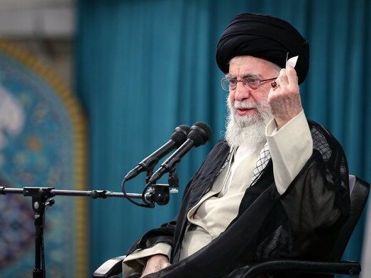 رهبر انقلاب: بعضیها انقلابیاند ولی انقلابی نمیمانند رهبر انقلاب: بعضیها انقلابیاند ولی انقلابی نمیمانند