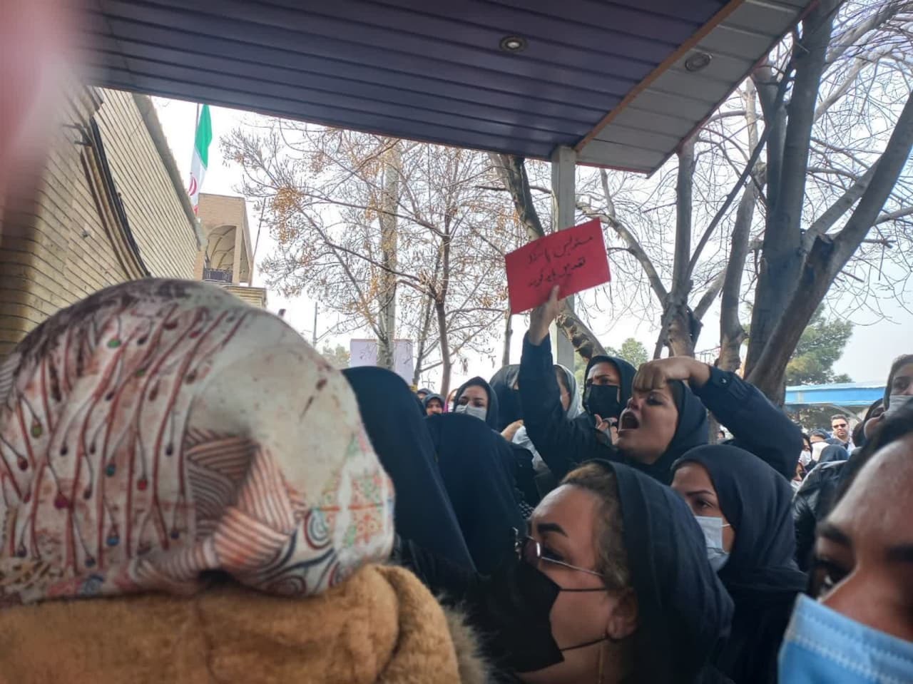 تجمع گروهی از والدین مقابل فرمانداری قم درپی مسمومیت سریالی دانش آموزان تجمع گروهی از والدین مقابل فرمانداری قم درپی مسمومیت سریالی دانش آموزان