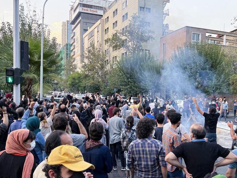 معاون وزیر اطلاعات: ۳۰ هزار نیروی حراستی برای مقابله با اغتشاشات به میدان آمدند معاون وزیر اطلاعات: ۳۰ هزار نیروی حراستی برای مقابله با اغتشاشات به میدان آمدند