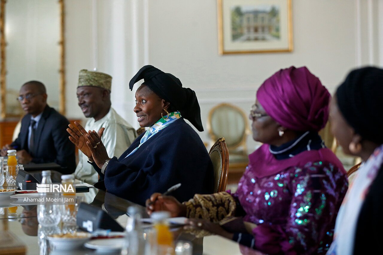 تصاویر: دیدار میهمانان شرکت کننده در کنگره بانوان تاثیرگذار با وزیر خارجه
