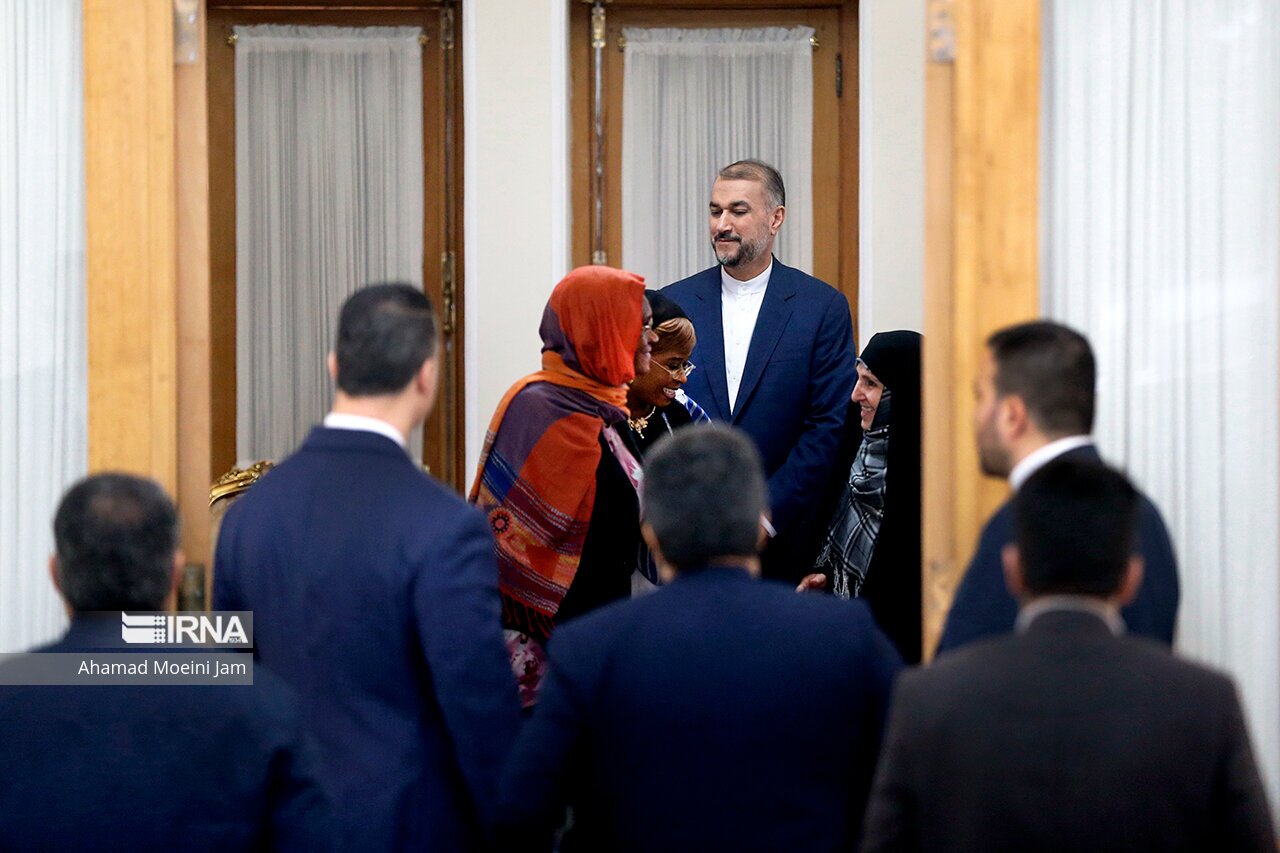 تصاویر: دیدار میهمانان شرکت کننده در کنگره بانوان تاثیرگذار با وزیر خارجه
