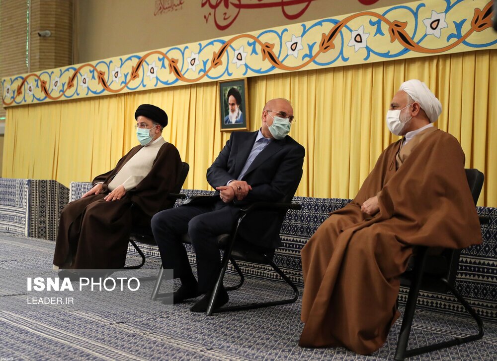تصاویر: دیدار جمعی از مسوولان نظام و سفیران کشورهای اسلامی با مقام معظم رهبری
