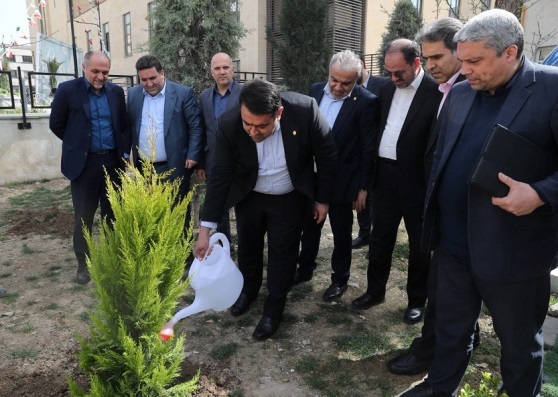 کاشت نهال توسط سرپرست بانک ملی ایران به مناسبت روز درختکاری کاشت نهال توسط سرپرست بانک ملی ایران به مناسبت روز درختکاری