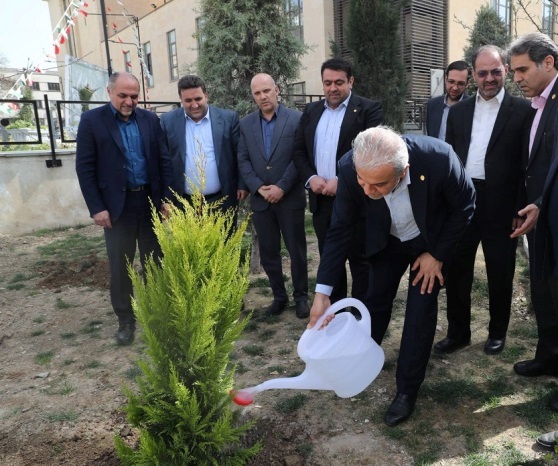 کاشت نهال توسط سرپرست بانک ملی ایران به مناسبت روز درختکاری کاشت نهال توسط سرپرست بانک ملی ایران به مناسبت روز درختکاری