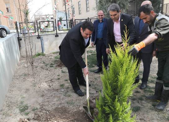 کاشت نهال توسط سرپرست بانک ملی ایران به مناسبت روز درختکاری کاشت نهال توسط سرپرست بانک ملی ایران به مناسبت روز درختکاری