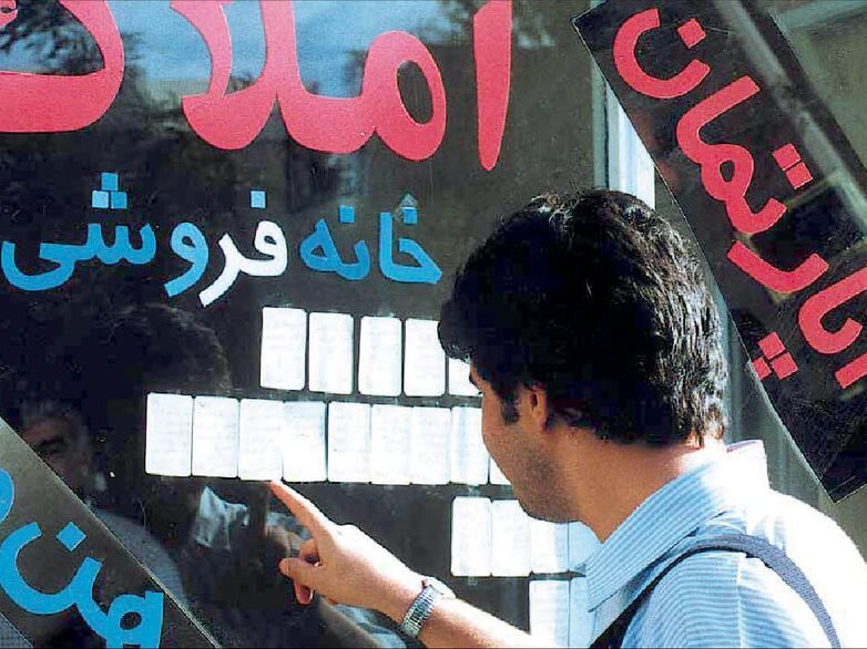 دلیل درماندگی دولت در کنترل قیمت خانه چیست؟ / تجربه میگوید نرخ مسکن همراستا با نرخ دلار حرکت میکند / وقتی زوج تهرانی با حداکثر وام مسکن فقط ۶.۵ متر خانه میتوانند بخرند / بازگرداندن ۱.۶ میلیارد به شبکه بانکی برای گرفتن وام ۴۵۰ میلیونی / حقوق کارگران حتی پس از افزایش هم به قسط ۹ میلیونی طرح مسکن دولت سیزدهم نمیرسد / ناترازی بانکها و شکست پروژه ساخت ۴ میلیون مسکن دلیل درماندگی دولت در کنترل قیمت خانه چیست؟ / تجربه میگوید نرخ مسکن همراستا با نرخ دلار حرکت میکند / وقتی زوج تهرانی با حداکثر وام مسکن فقط ۶.۵ متر خانه میتوانند بخرند / بازگرداندن ۱.۶ میلیارد به شبکه بانکی برای گرفتن وام ۴۵۰ میلیونی / حقوق کارگران حتی پس از افزایش هم به قسط ۹ میلیونی طرح مسکن دولت سیزدهم نمیرسد / ناترازی بانکها و شکست پروژه ساخت ۴ میلیون مسکن