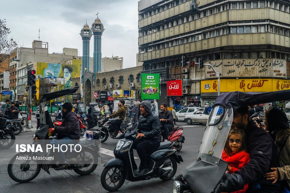 تصاویر: خیابان ولیعصر در روزهای پایانی سال ۱۴۰۱