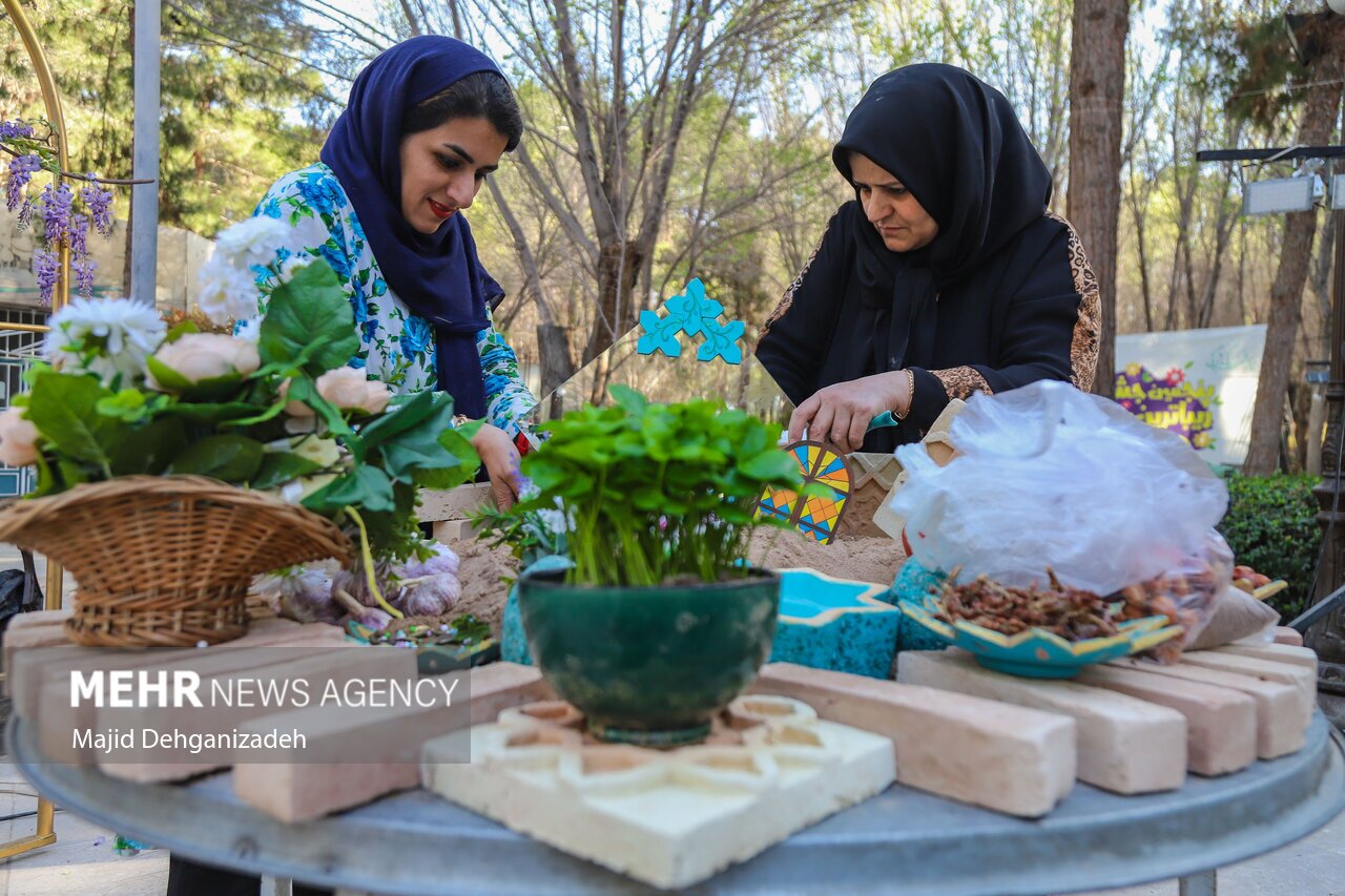 تصاویر: سفره‌های هفت‌سین در یزد گسترده شد