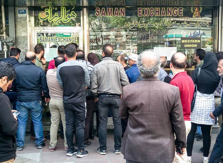 روزنامه جوان: عدهای در یکی از مراکز تجاری تهران، کسبه را به اعتصاب تشویق کردند / این جماعت با تصمیم بانک مرکزی مخالفند روزنامه جوان: عدهای در یکی از مراکز تجاری تهران، کسبه را به اعتصاب تشویق کردند / این جماعت با تصمیم بانک مرکزی مخالفند