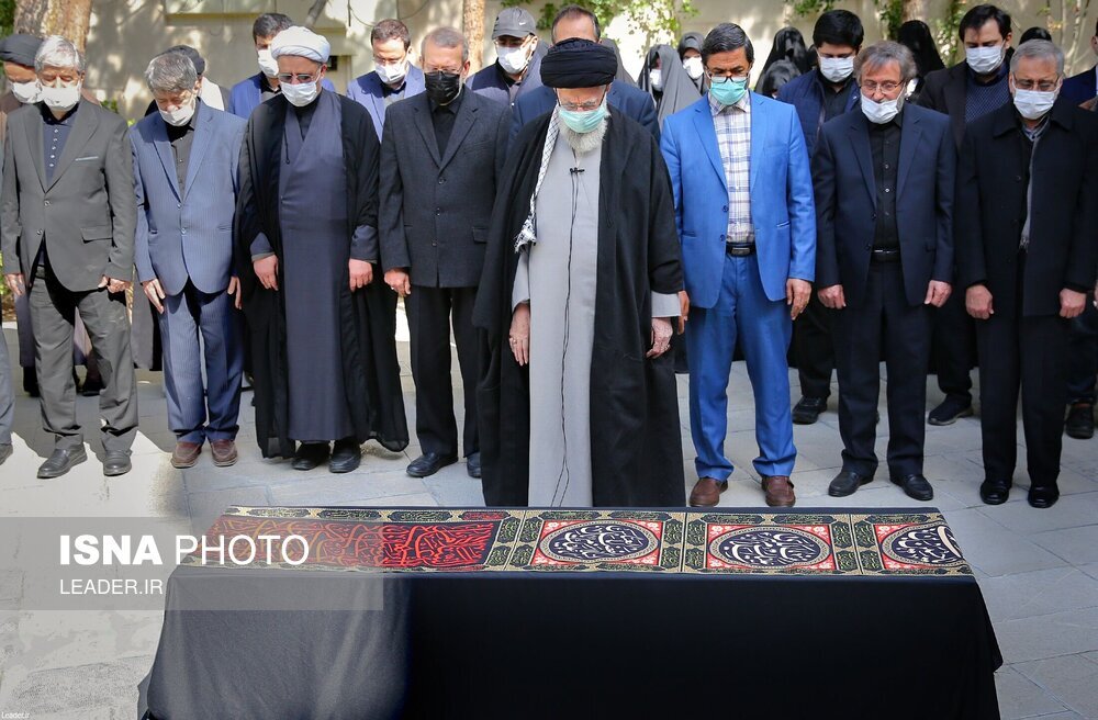 تصاویر: اقامه نماز رهبری بر پیکر همسر شهید آیت‌الله مطهری