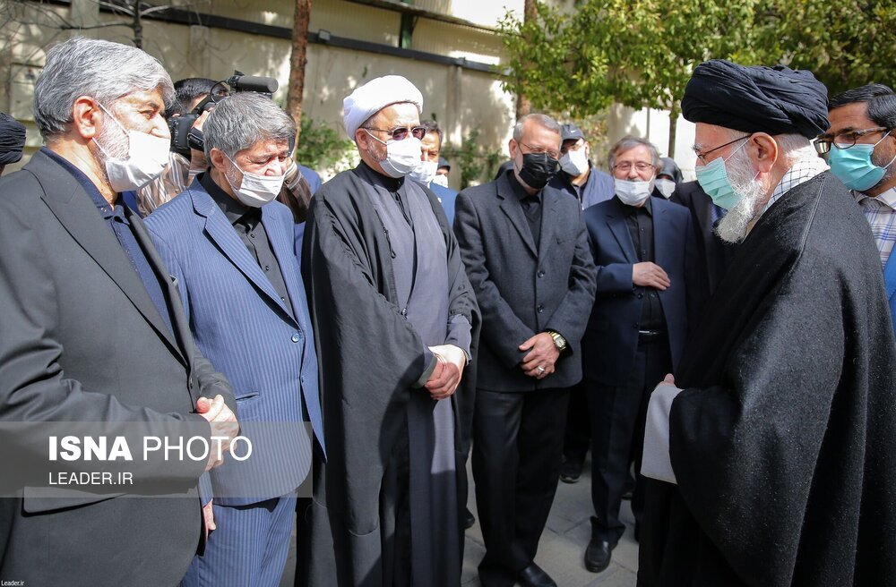 تصاویر: اقامه نماز رهبری بر پیکر همسر شهید آیت‌الله مطهری
