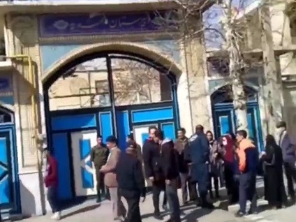 دانشآموزان بروجردی دوباره مسموم شدند / انتقال ۴۴ دانشآموز دبیرستان دخترانه «احمدیه» به مراکز درمانی دانشآموزان بروجردی دوباره مسموم شدند / انتقال ۴۴ دانشآموز دبیرستان دخترانه «احمدیه» به مراکز درمانی