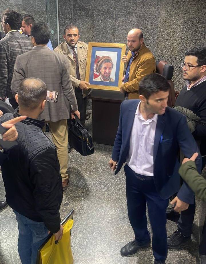 روزنامه جمهوری اسلامی: چرا سفارت افغانستان در تهران را به طالبان دادید؟ / همه میدانند که «شورای ملی مقاومت افغانستان» نماینده اکثریت قاطع مردم این کشور است؛ تنها گروهی که به آن نپیوسته، طالبان است روزنامه جمهوری اسلامی: چرا سفارت افغانستان در تهران را به طالبان دادید؟ / همه میدانند که «شورای ملی مقاومت افغانستان» نماینده اکثریت قاطع مردم این کشور است؛ تنها گروهی که به آن نپیوسته، طالبان است
