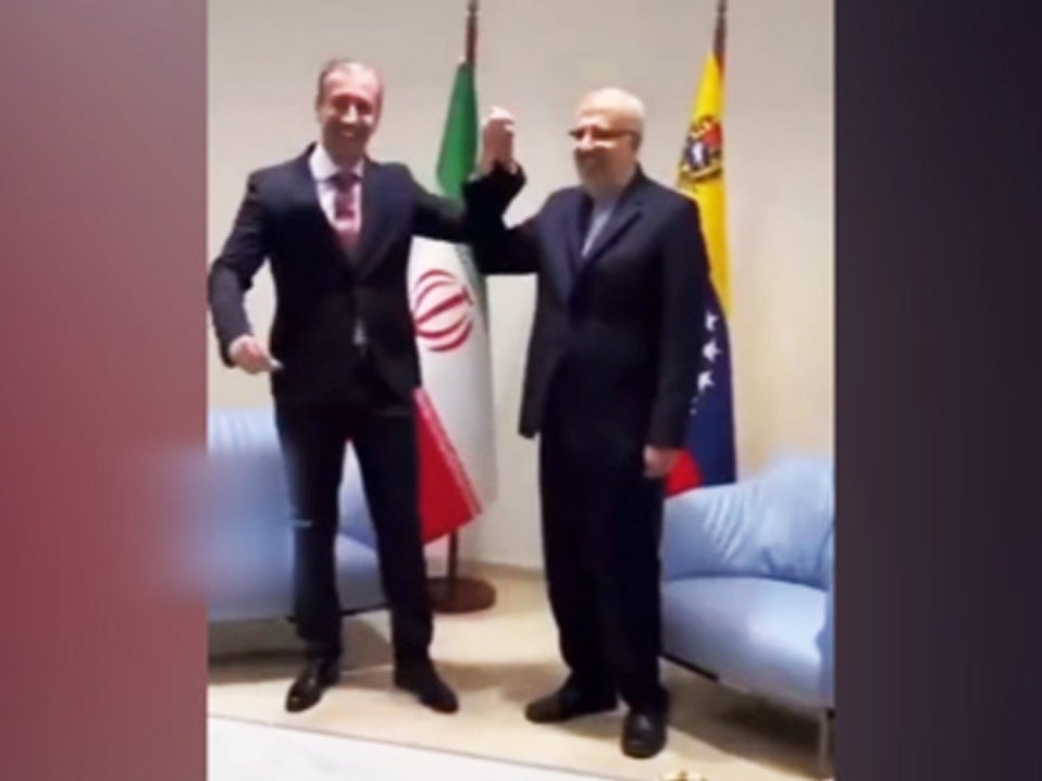 وزیر نفت در دیدار رسمی با یک مقام خارجی شعار «مرگ بر آمریکا» سر داد +ویدیو وزیر نفت در دیدار رسمی با یک مقام خارجی شعار «مرگ بر آمریکا» سر داد +ویدیو