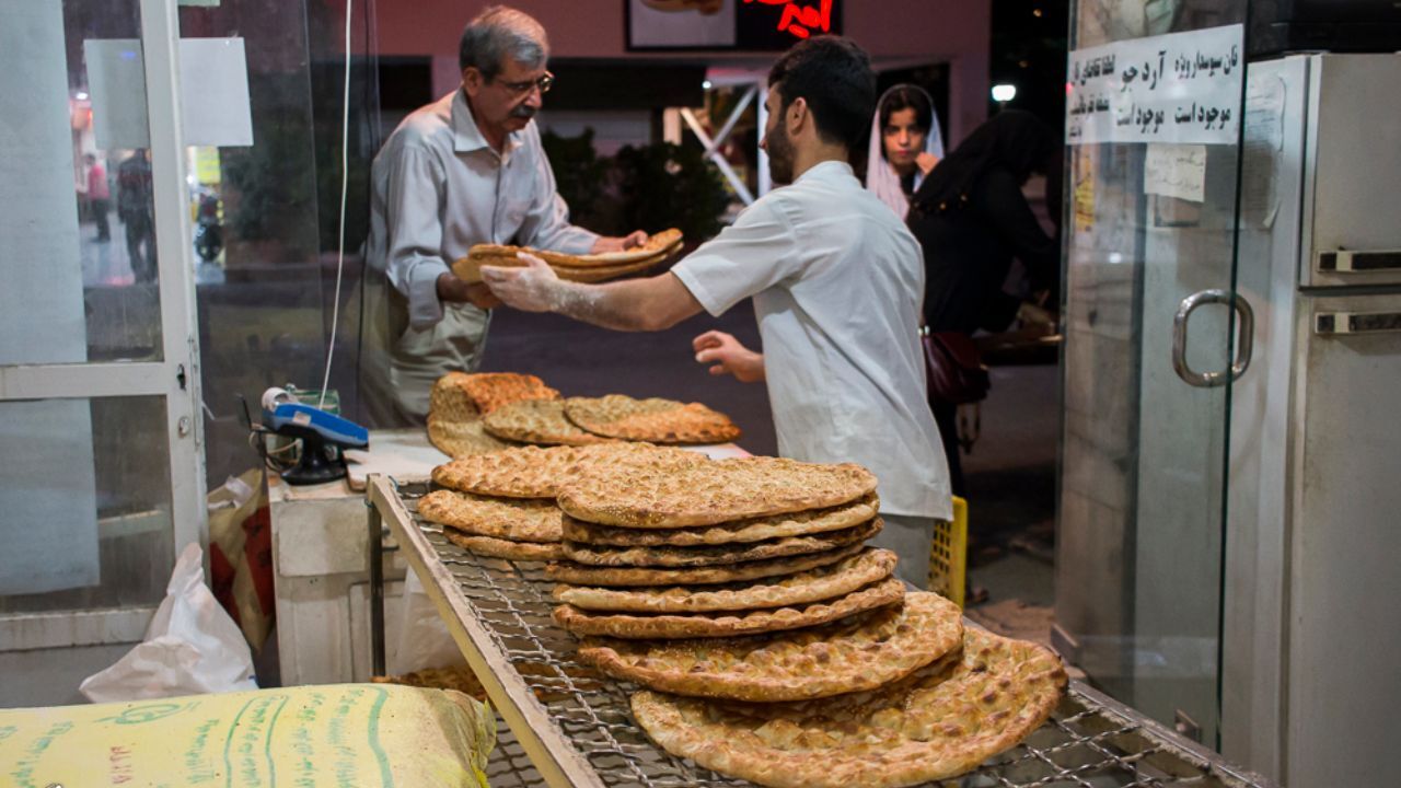 شنیده&zwnj;های غیررسمی می&zwnj;گوید سهم هر نفر در ماه ۲۱ عدد نان است؛ فقط این تعداد نان مشمول یارانه است / ابهامات زیادی درباره مسئله نان وجود دارد که دولت پاسخی نداده /عدد، ارقام و تاریخ اهمیت دارد که هنوز هیکدام مشخص نیست