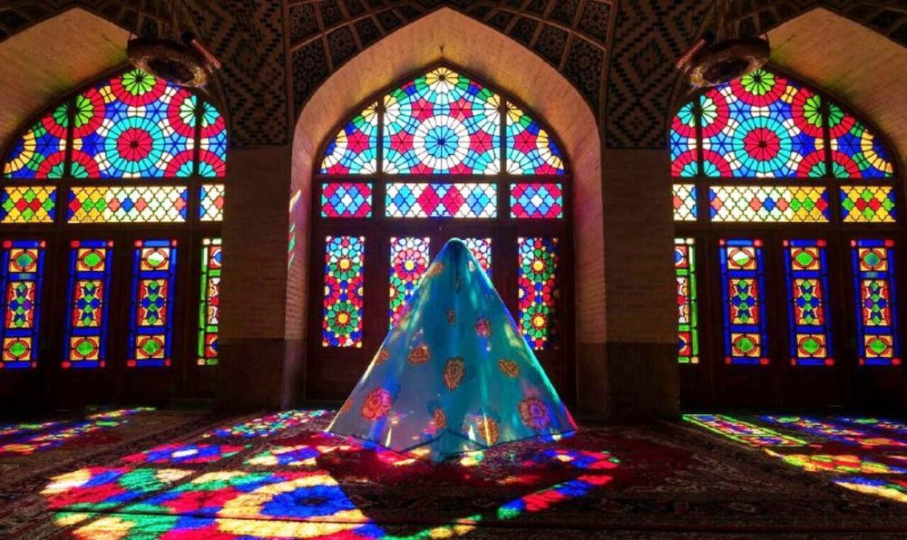 مسجد نصیرالملک شیراز با آینه کاری رنگی