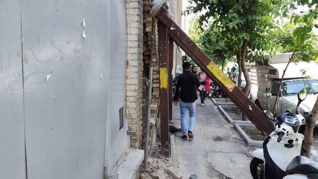 وضعیت وخیم عمارت &laquo;مسعودیه&raquo; / داربست&zwnj;ها هم جلوی ریزش دیوار را نگرفته&zwnj;اند
