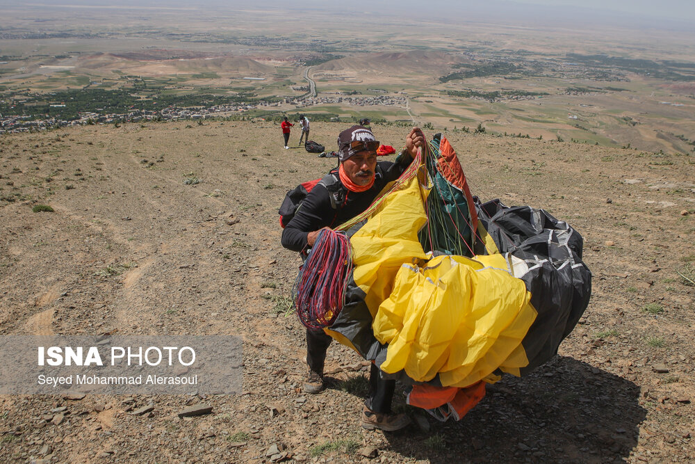 تصاویر: مسابقات کشوری پاراگلایدر در نیشابور