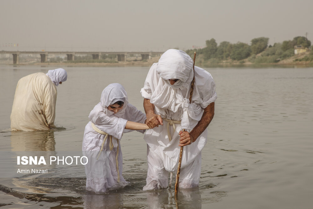 تصاویر: غسل تعمید کودکان مندایی در اهواز