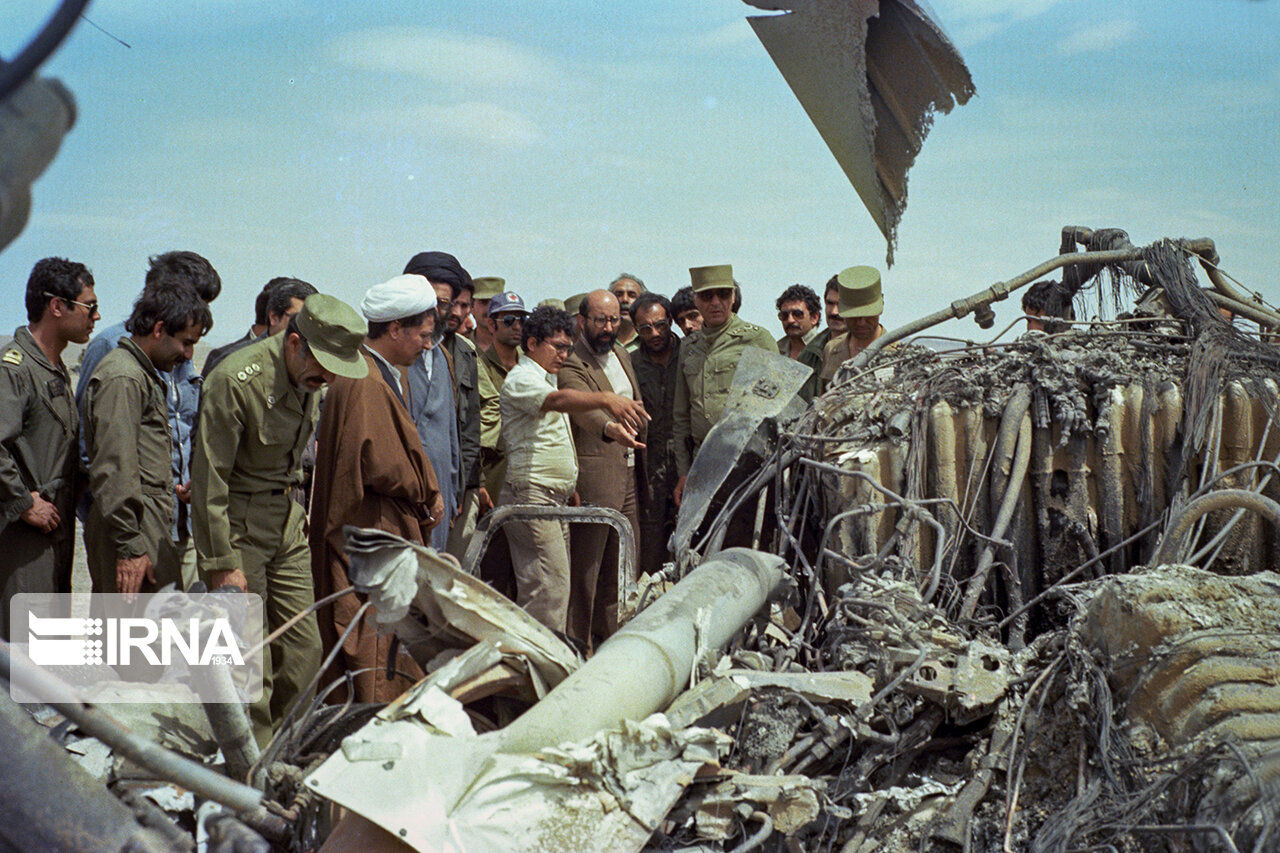 تصاویر منتشر نشده بازدید مقام معظم رهبری، آیت الله هاشمی رفسنجانی و شهید چمران از بقایای سربازان آمریکا در طبس