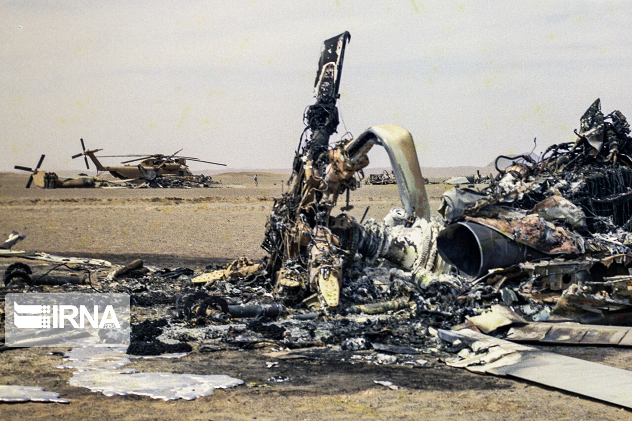 تصاویر منتشر نشده بازدید مقام معظم رهبری، آیت الله هاشمی رفسنجانی و شهید چمران از بقایای سربازان آمریکا در طبس