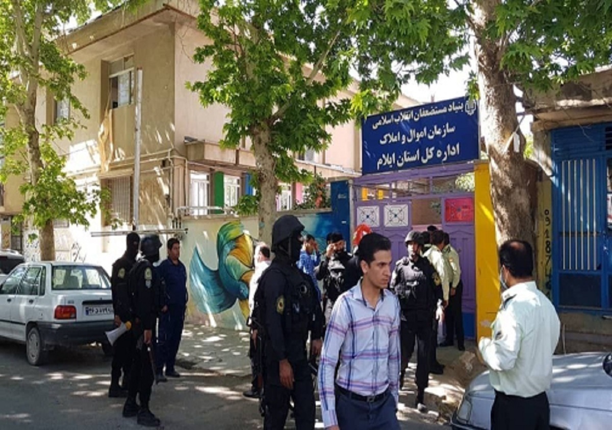 دادستان ایلام: در حادثه تیراندازی اداره اموال بنیاد مستضعفان، گروگانگیری در کار نبود / او پس از مواجه شدن با در بسته اتاق، نارنجک را به داخل اتاق مدیر هدایت کرده بود / متهم با کلاشنیکف به&zwnj;سمت کارکنان شلیک کرده بود / حقوق کارکنان به&zwnj;موقع پرداخت شده بود؛  دلایل این تیراندازی اختلافات شخصی بوده
