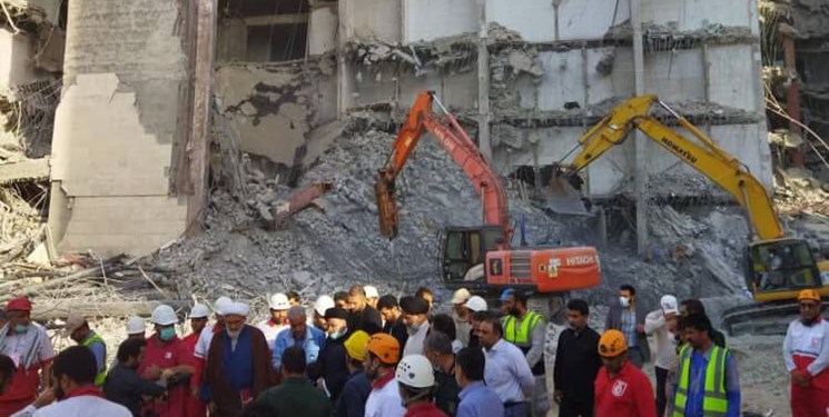 حضور رئیسی در محل حادثه متروپل آبادان