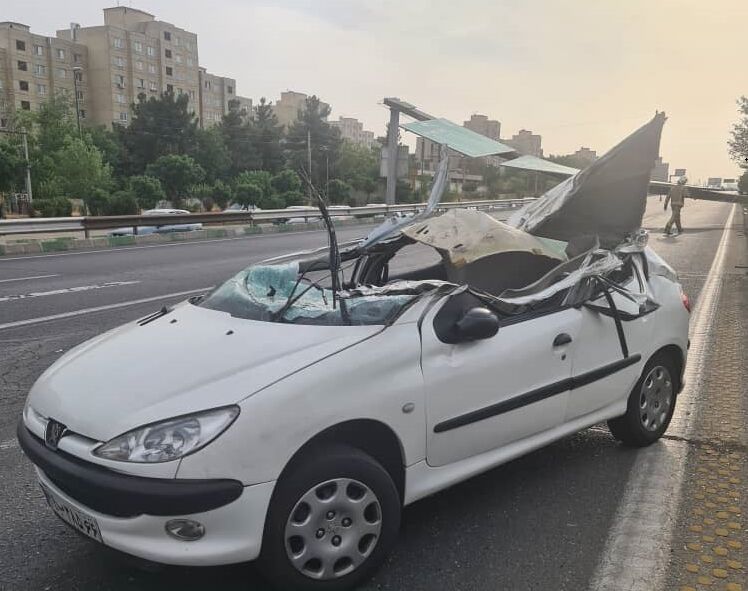 باد شدید تهران تابلوی راهنمای بزرگراهی را واژگون کرد / ۲ نفر مجروح شدند