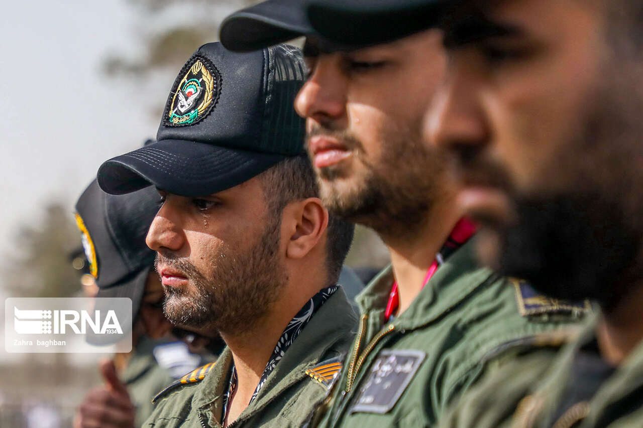 تصاویر: تشییع پیکر شهدای سانحه سقوط جنگنده در اصفهان