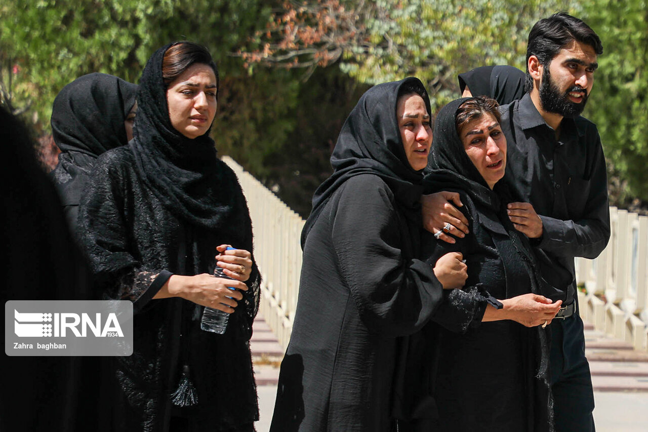 تصاویر: تشییع پیکر شهدای سانحه سقوط جنگنده در اصفهان