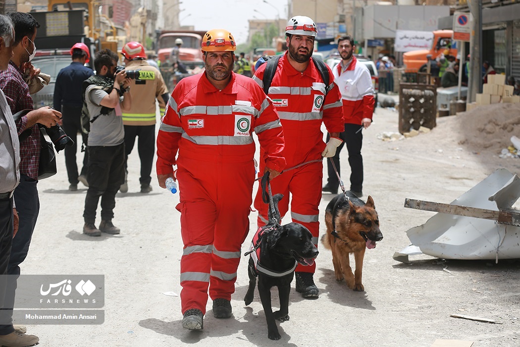تصاویر: ۱۲۰ ساعت نفس&zwnj;گیر امدادگران &laquo;متروپُل&raquo;