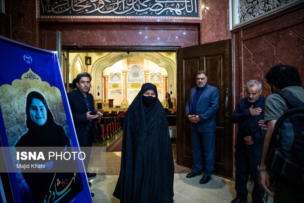 تصاویر: مراسم اولین سالگرد درگذشت مهشاد کریمی و ریحانه یاسینی
