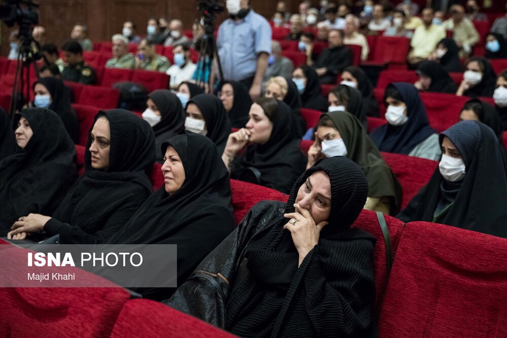 تصاویر: مراسم اولین سالگرد درگذشت مهشاد کریمی و ریحانه یاسینی