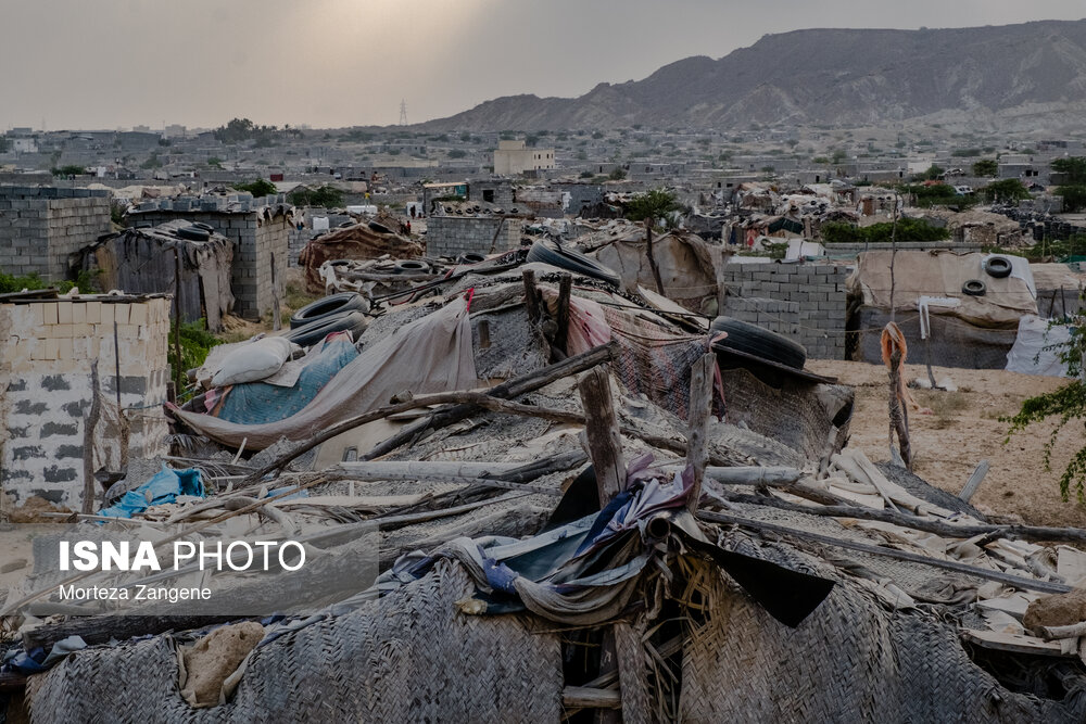 تصاویر: پا به توپ زیر چتر شرجی