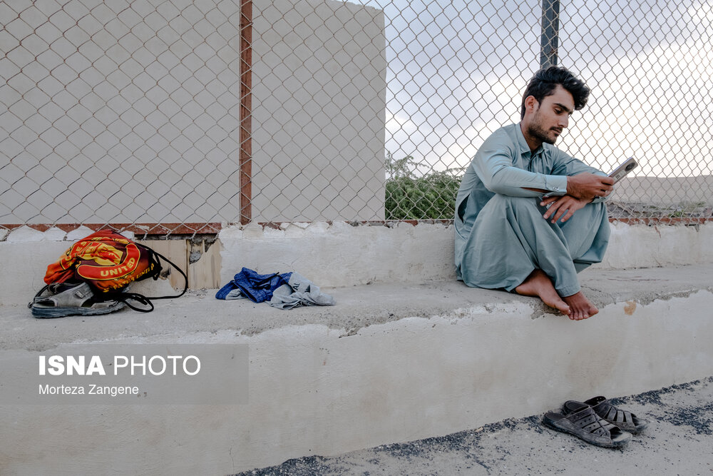 تصاویر: پا به توپ زیر چتر شرجی