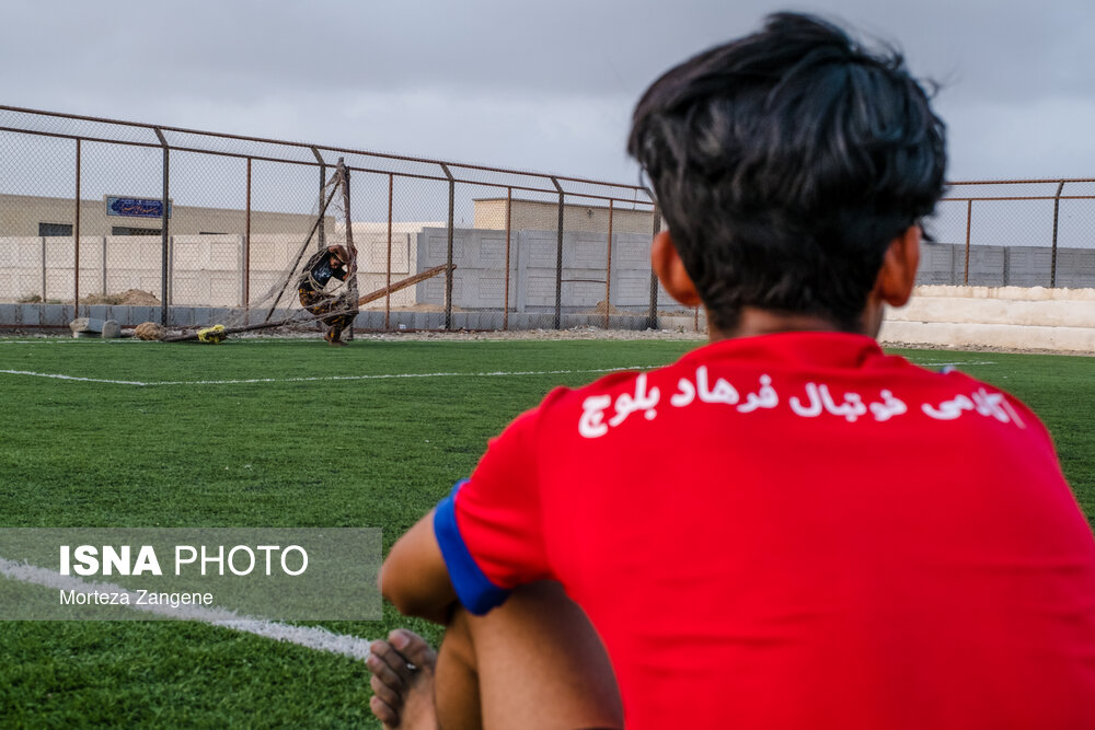 تصاویر: پا به توپ زیر چتر شرجی
