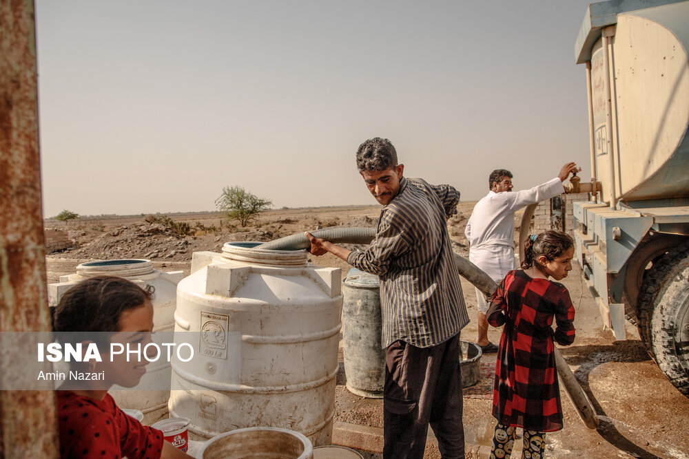 تصاویر: آبرسانی با تانکر به روستاهای درگیر تنش آبی در حمیدیه- خوزستان