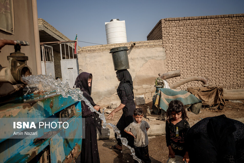 تصاویر: آبرسانی با تانکر به روستاهای درگیر تنش آبی در حمیدیه- خوزستان