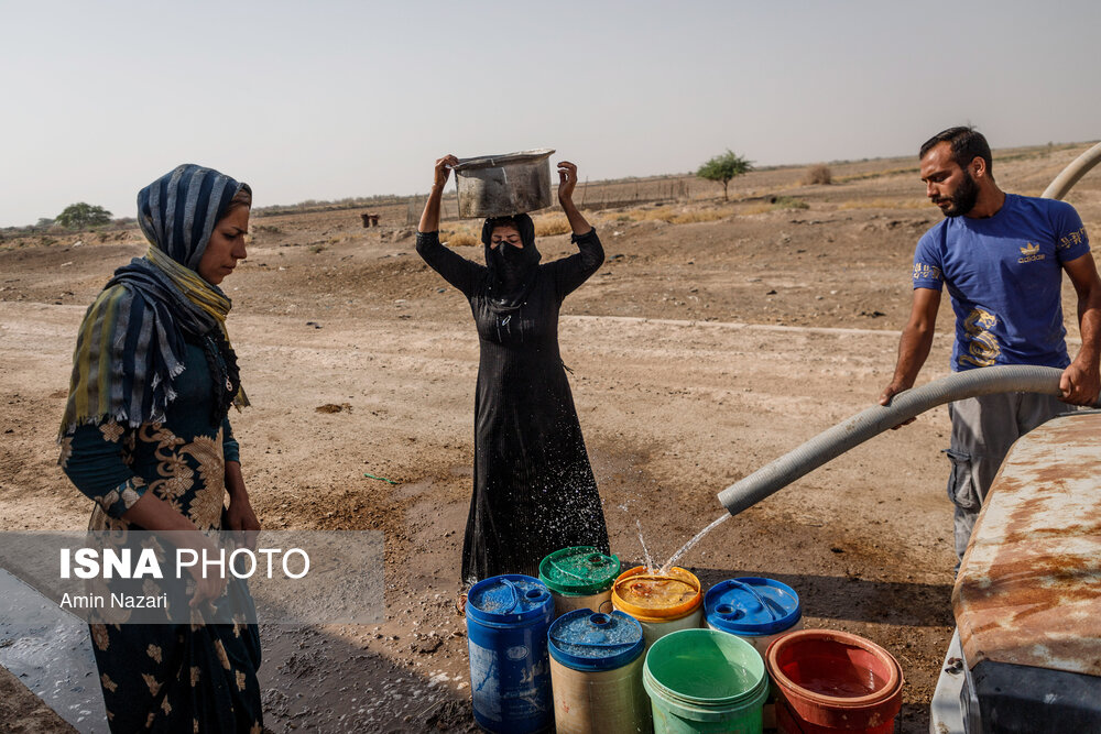 تصاویر: آبرسانی با تانکر به روستاهای درگیر تنش آبی در حمیدیه- خوزستان