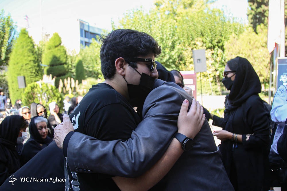 تصاویر: مراسم بدرقه پیکر زنده یاد بابک برزویه در خانه هنرمندان