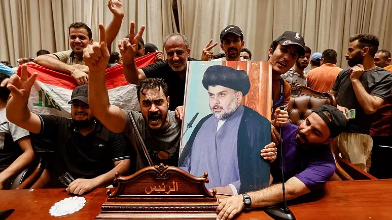 اعتراضات طرفداران صدر به نامزدی نخست&zwnj;وزیر &laquo;شیاع السودانی&raquo;؛ معترضان وارد پارلمان در منطقه سبز بغداد شدند / درخواست مقتدی صدر از معترضین برای ترک پارلمان