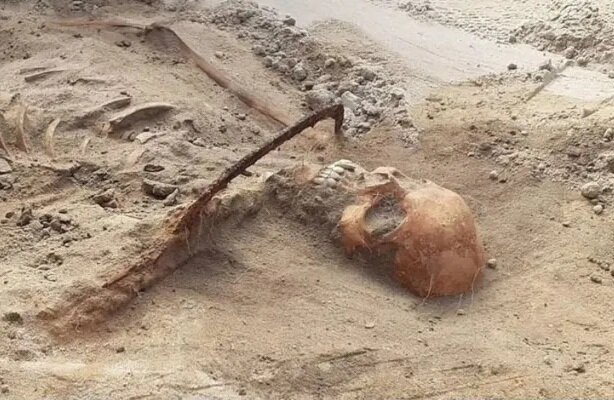 اسکلت یک زن خون آشام با داسی به دور گلو برای جلوگیری از زنده شدن در لهستان پیدا شد اسکلت یک زن خون آشام با داسی به دور گلو برای جلوگیری از زنده شدن در لهستان پیدا شد