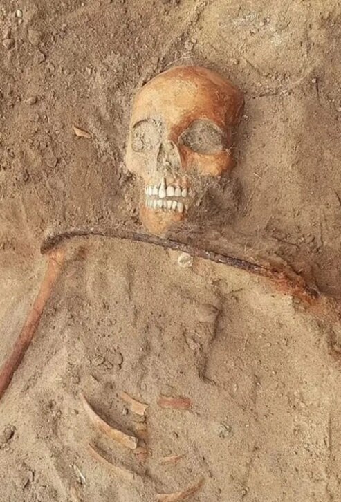 اسکلت یک زن خون آشام با داسی به دور گلو برای جلوگیری از زنده شدن در لهستان پیدا شد اسکلت یک زن خون آشام با داسی به دور گلو برای جلوگیری از زنده شدن در لهستان پیدا شد
