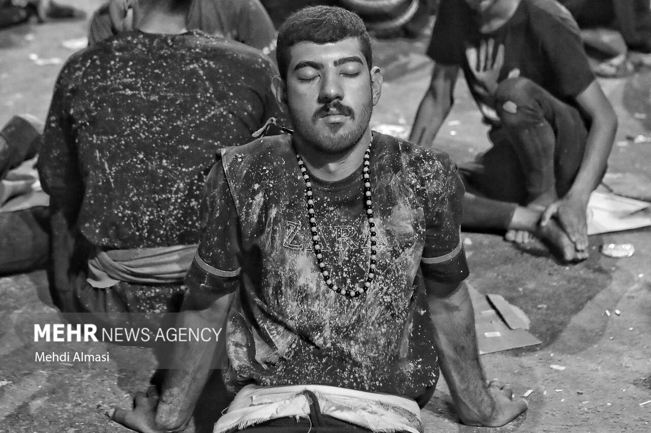 تصاویر: گل مالی مردم عراق در روز اربعین
