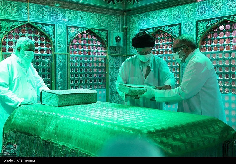 تصاویر: غبارروبی مضجع مطهر رضوی توسط مقام معظم رهبری