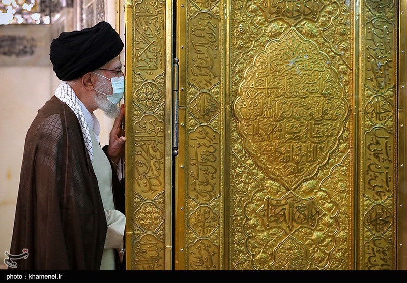 تصاویر: غبارروبی مضجع مطهر رضوی توسط مقام معظم رهبری