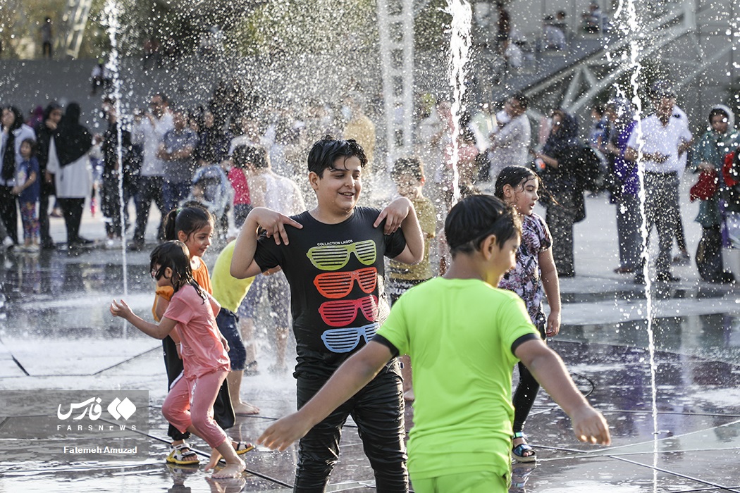 تصاویر: بازی کودکان در آب و آتش